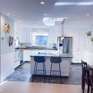 Quiet Three Bedrooms House , Victoria Canada