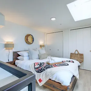 West Coast Loft With Rooftop Patio + Harbour View , Victoria Canada