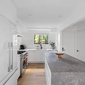 Modern Kitsilano 2 Bedroom With A Hot Tub , Vancouver Canada